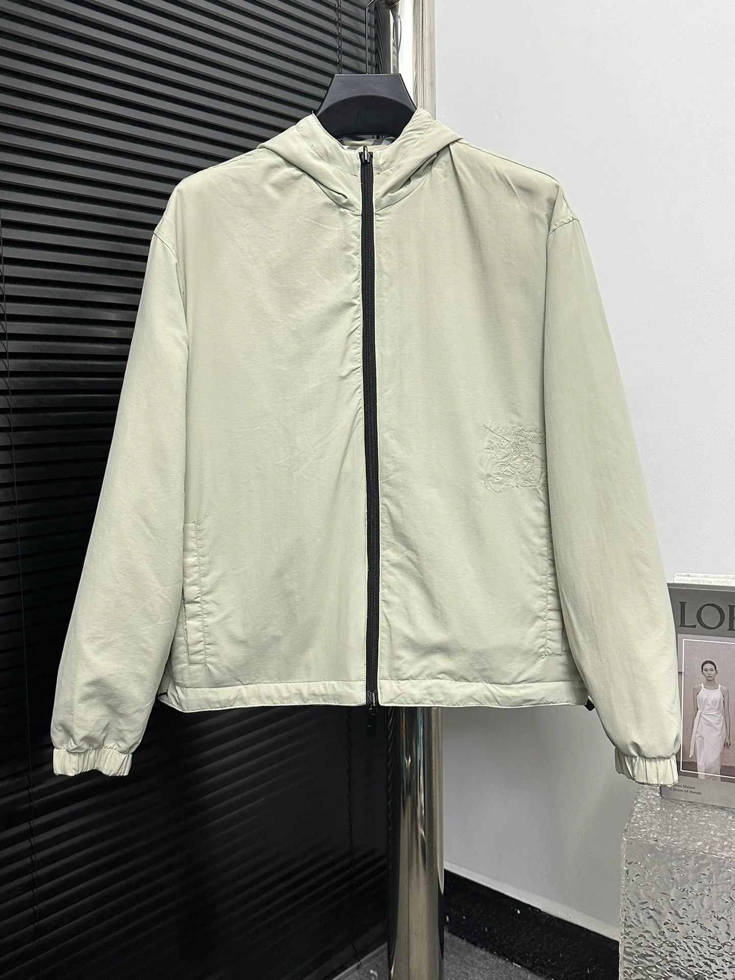 【Burberry】BBR 、 、 、 ， Breathable 、 ； Wear-Resistant . 。 、 ， ， 、 。 、 ， ： ， Classic ， ➕ ， “ ” ， ， 。 Size：S M L XL